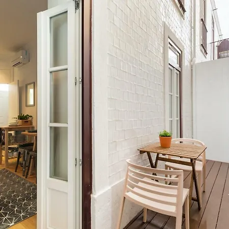 Modern Design Beautiful Outdoorsy Apartment *